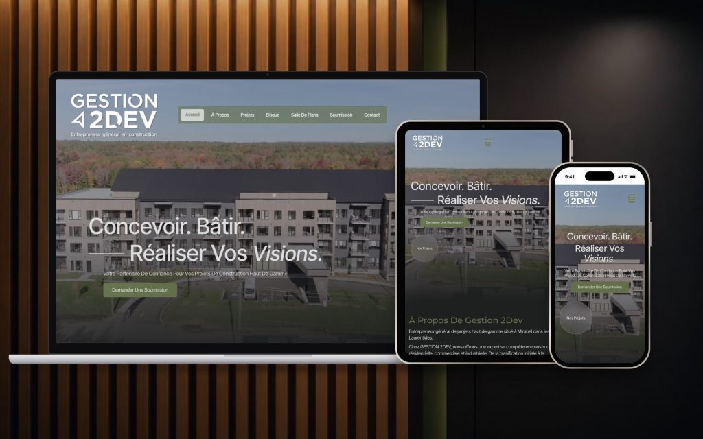 Page d'accueil du site Gestion 2DEV sur un ordinateur portable, une tablette et un téléphone : un immeuble résidentiel terminé, entouré d'arbres d'automne, devant un mur de lattes de bois