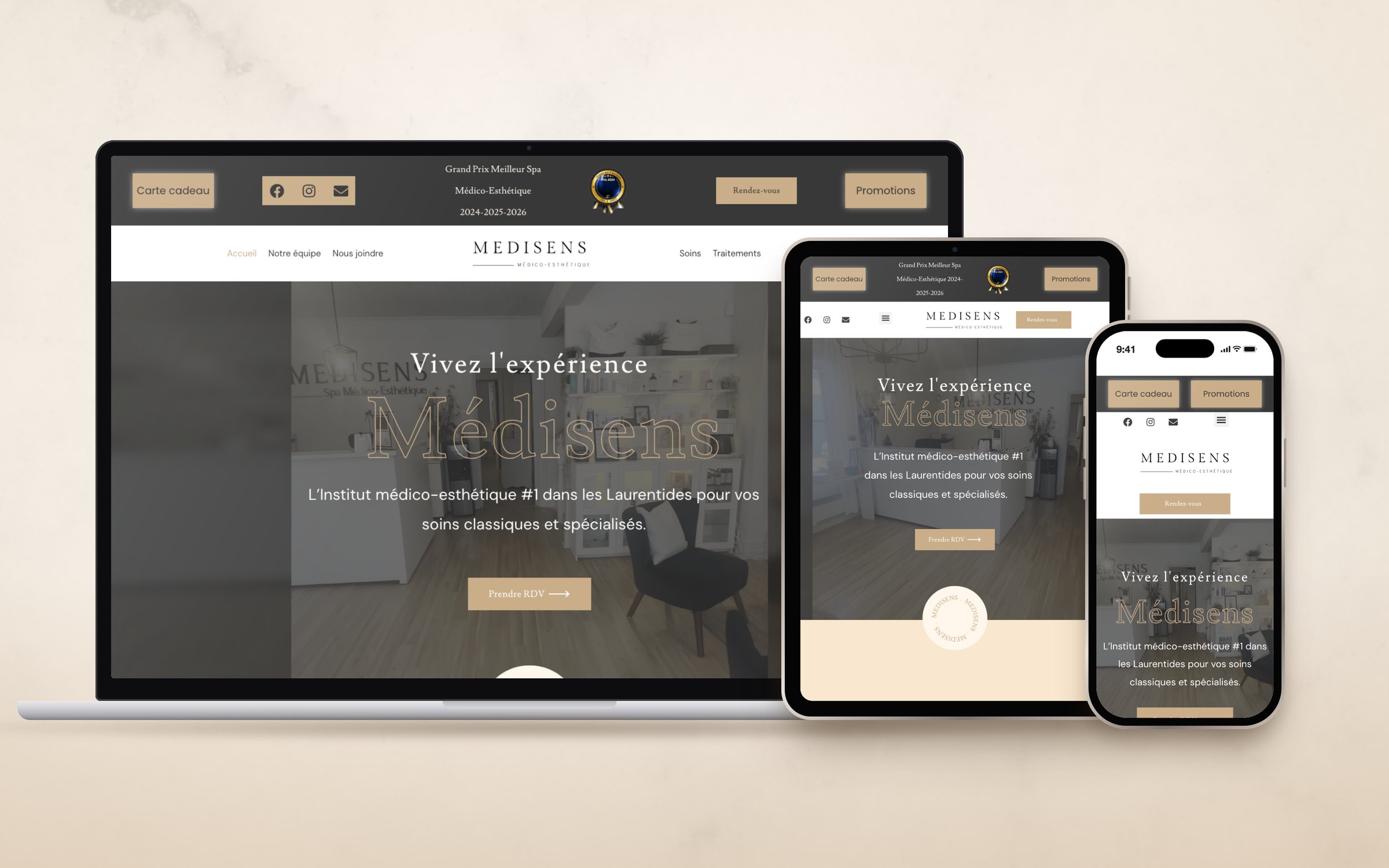 Page d'accueil du site MediSens affichée sur un ordinateur portable, une tablette et un téléphone, sur un fond de marbre beige