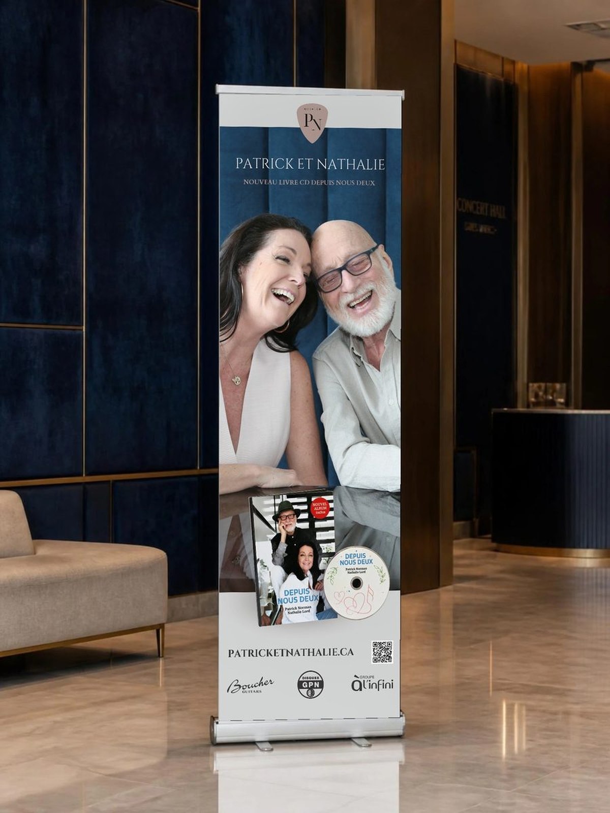 Roll-up Patrick et Nathalie pour le livre-CD « Depuis nous deux », dans le hall d'une salle de concert