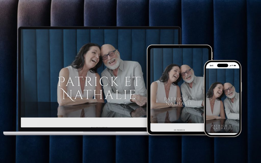Page d'accueil du site Patrick et Nathalie sur un ordinateur portable, une tablette et un téléphone, sur un fond de velours bleu marine capitonné